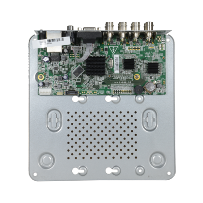 Placa eletrónica verde e base metálica cinzenta com conectores