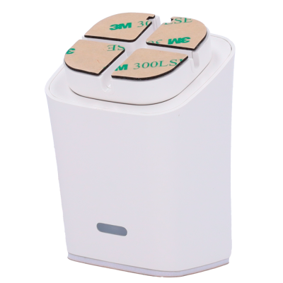 Carregador USB branco com quatro portas e fita adesiva 3M 300LSE