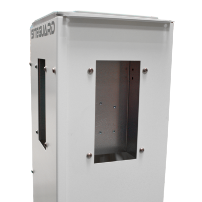 Caixa metálica branca com janelas de vidro ou acrílico e texto LIFEGUARD