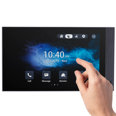 Ecrã digital retangular a ser operado por uma mão direita