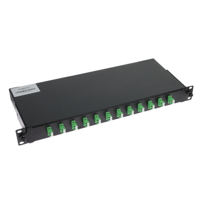 Painel de conetores de fibra óptica preto com doze portas verdes e brancas