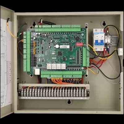 Caixa metálica aberta com placa eletrónica e disjuntor CHiNT NXB-63 C6