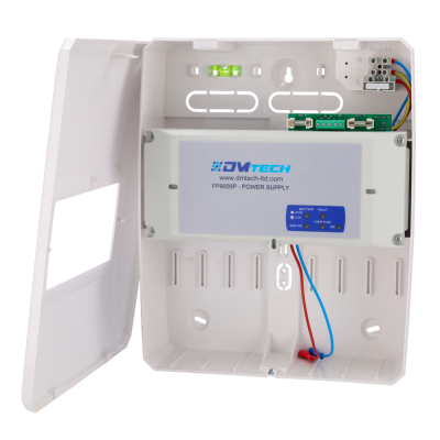 Caixa de alimentação elétrica branca com módulo interno e tampa aberta