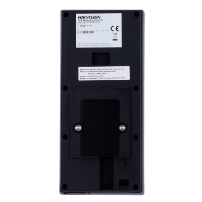 Parte traseira do terminal de reconhecimento facial Hikvision preto com etiquetas brancas