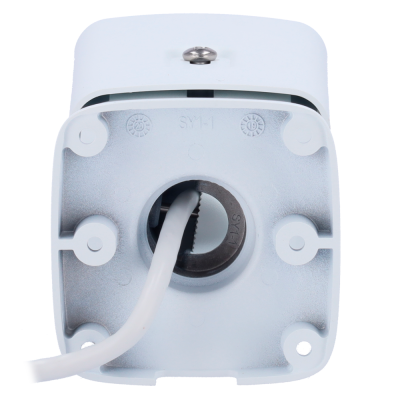 Aparelho elétrico branco com cabo de saída e fundo metálico