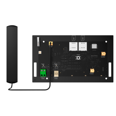Placa eletrónica preta com antena e múltiplos conectores