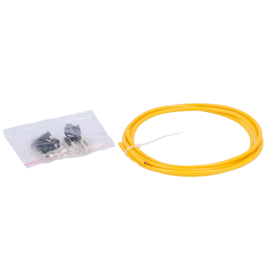 Cabo amarelo enrolado com saco plástico transparente contendo acessórios pequenos.