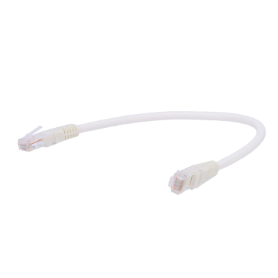 Cabo de rede Ethernet branco com conectores RJ45