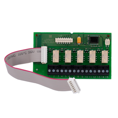Placa eletrónica verde com relés brancos, conectores e fita cinzenta sobre caixa de cartão