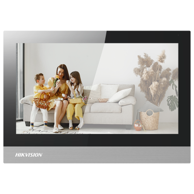 Ecrã HIKVISION a mostrar mulher e duas crianças sentadas num sofá branco numa sala iluminada