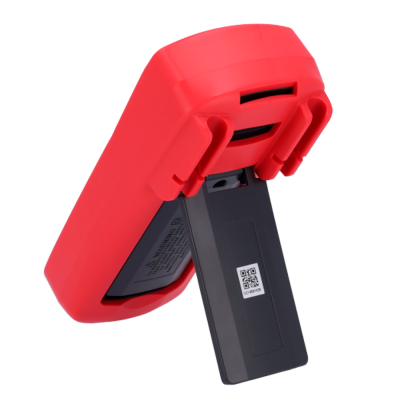 Dispositivo eletrônico vermelho com suporte preto e código QR.
