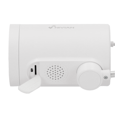 Máquina branca com entrada microSD, ventilação e botão circular com marca NIVIAN