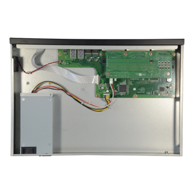 Interior de dispositivo eletrónico com placa circuito verde e fios coloridos