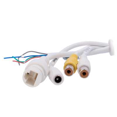 Cabos brancos com múltiplos conectores e fios expostos