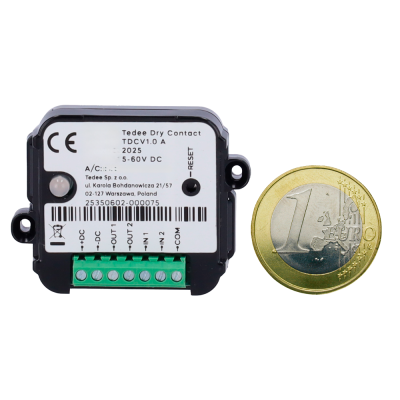 Dispositivo Tedee Dry Contact com etiquetas e moeda de 1 euro para escala
