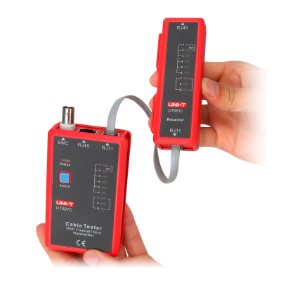 Testador de cabos vermelho preto UNI-T UT681C com cabos cinzentos em mãos