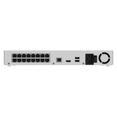 Parte traseira do equipamento de rede branco com 24 portas RJ45 e outras conexões