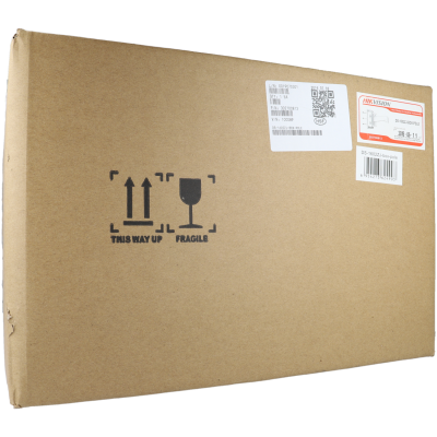 Caixa de cartão castanha com símbolos de orientação e fragilidade, etiquetas com código de barras.