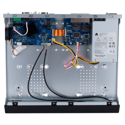 Interior metálico de equipamento eletrónico com placas de circuito azul e cabos coloridos