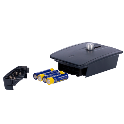 Unidade de controlo remoto preta com quatro pilhas AA e suporte para pilhas