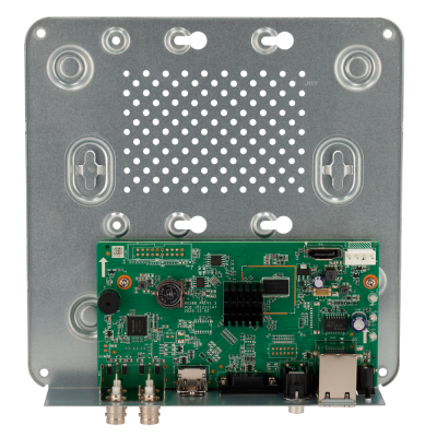 Placa eletrónica verde numa base metálica prateada com conectores e parafusos