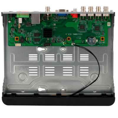 Placa eletrónica verde montada numa estrutura metálica prateada com ventilações e componente plástico preto