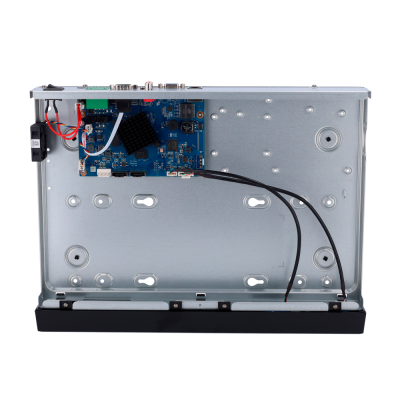Interface eletrónica azul com dissipador preto em caixa metálica prateada