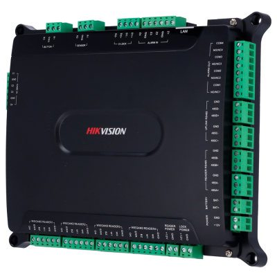 Central eletrónica preta HIKVISION com várias ligações elétricas verdes e etiquetas brancas