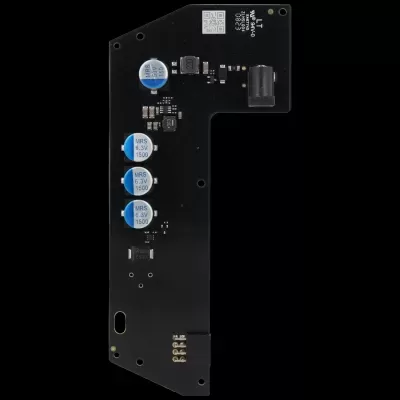 Placa eletrónica preta com condensadores azuis e prateados e texto branco LT 94V-0