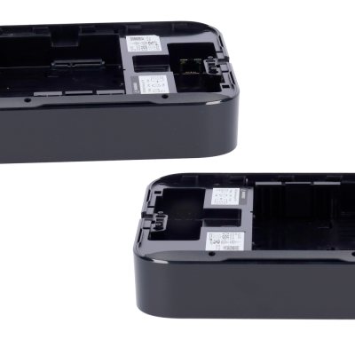 Bases de dispositivos eletrónicos pretas com autocolantes brancos