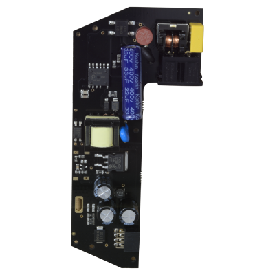 Placa eletrónica preta com capacitores azulados e conectores