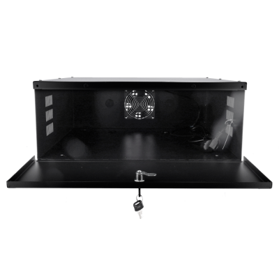 Compartimento metálico preto com porta e fechadura