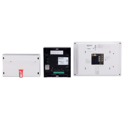 Três dispositivos eletrónicos de controlo branco, dois vistos de trás e um aberto mostrando componentes internos.