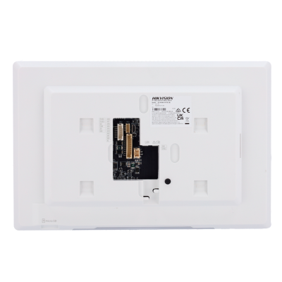 Painel branco retangular com componentes eletrónicos e etiquetas de certificação