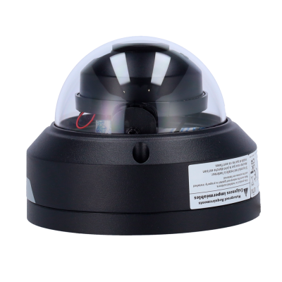Câmara de vigilância tipo domo preta com cúpula transparente em fundo branco