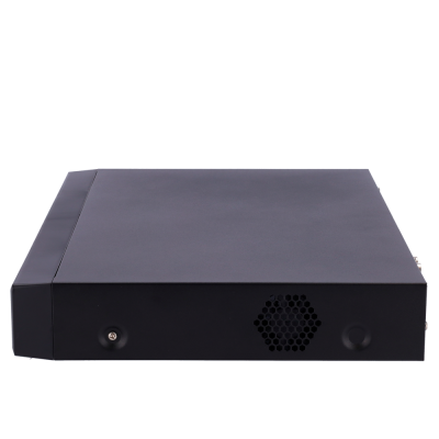 Aparelho eletrónico preto rectangular com ventoinha hexagonal no painel frontal