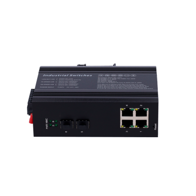 Interruptor industrial preto com portas Ethernet e fibra óptica.