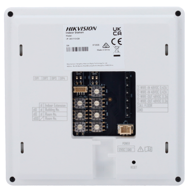 Estação interior HIKVISION branca com componentes eletrónicos expostos e etiquetas técnicas