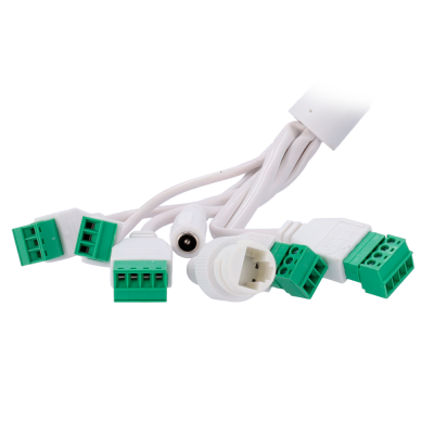 Cabos eléctricos com conectores verdes e brancos variados