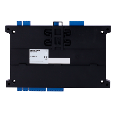 Controlador de acesso preto HIKVISION com conectores azuis e etiqueta branca