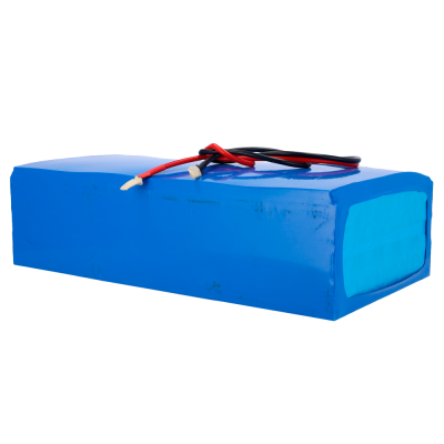 Bateria azul retangular com cabos elétricos vermelhos e pretos