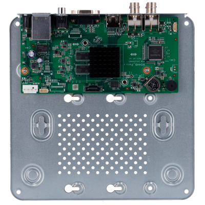 Placa eletrónica verde sobre base metálica prateada perfurada, com conetores e chips visíveis