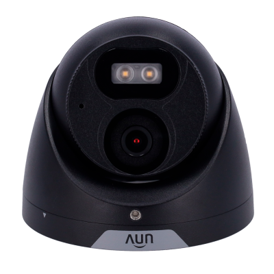 Câmara de segurança preta em formato de cúpula com lente e LEDs.