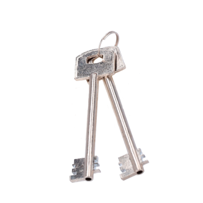 Par de chaves metálicas prateadas penduradas num anel