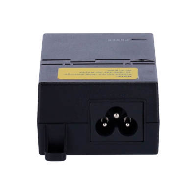 Adaptador de energia preto com ficha de três pinos e etiqueta amarela