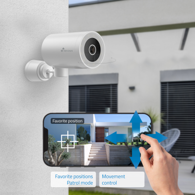 Câmara de segurança branca instalada numa parede e controlo da imagem no telemóvel