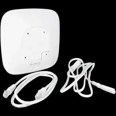 Antena exterior WiFi com cabos brancos isolados