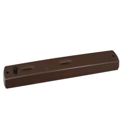 Estojo longo castanho com botão preto e encaixes