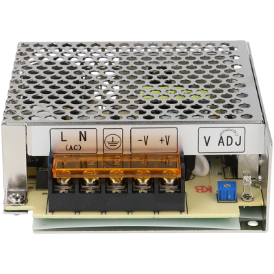 Fonte de alimentação metálica com terminais rotulados e ventilação perfurada