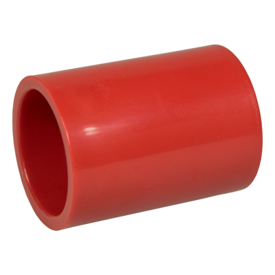 Tubo de silicone vermelho cilíndrico oco sobre fundo branco